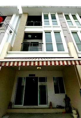 Townhouses for rent Ladkrabang Road Road : 3-story townhome in Baan Klang Muang Essence Wongwaen Lat Krabang. Good condition, ready to move in.