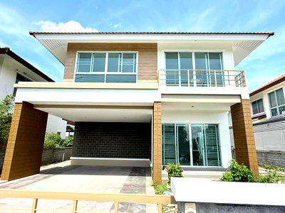 Houses for sale San Kamphaeng Chiang Mai :   Two-storey detached house for sale  4 bedrooms 3 bathrooms and 2 parking.  #CSP100906