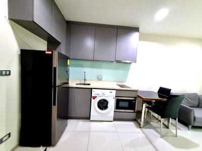 Condos for rent : Prime Condo in the Heart of Sukhumvit 36-38 | Pristine Condition & Pool View! 