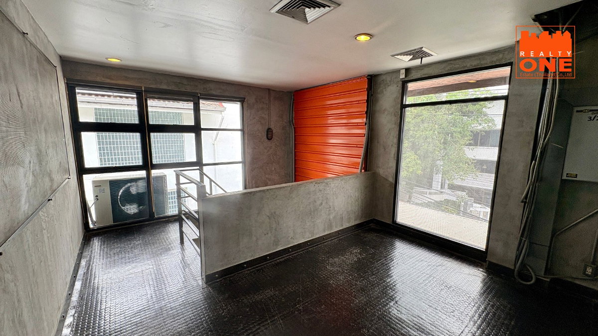 รูป  ขาย Home office ในหมู่บ้าน town in town ซอย 7, 3 ชั้น พื้นที่ใช้สอย 1,300 ตารางเมตร หลังมุม เหมาะกับหลากหลายธุรกิจ - รูปที่ 17/23