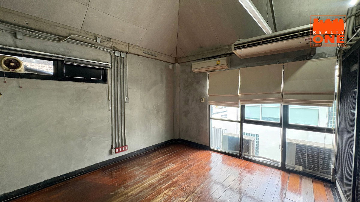 รูป  ขาย Home office ในหมู่บ้าน town in town ซอย 7, 3 ชั้น พื้นที่ใช้สอย 1,300 ตารางเมตร หลังมุม เหมาะกับหลากหลายธุรกิจ - รูปที่ 22/23