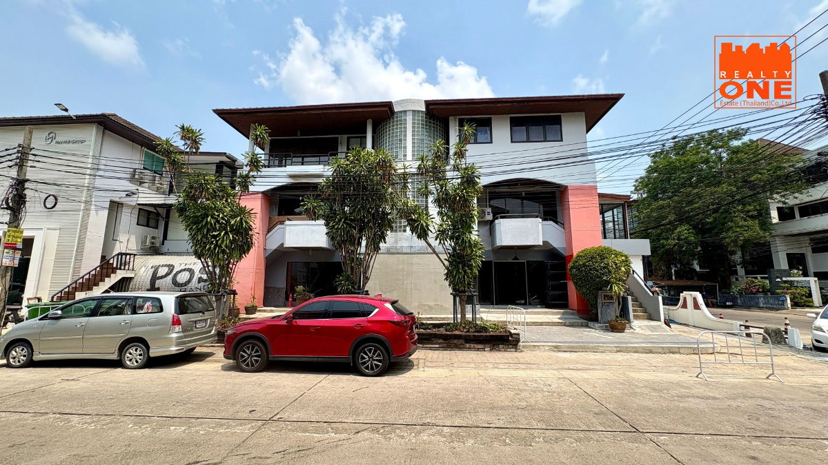 รูป  ขาย Home office ในหมู่บ้าน town in town ซอย 7, 3 ชั้น พื้นที่ใช้สอย 1,300 ตารางเมตร หลังมุม เหมาะกับหลากหลายธุรกิจ - รูปที่ 2/23