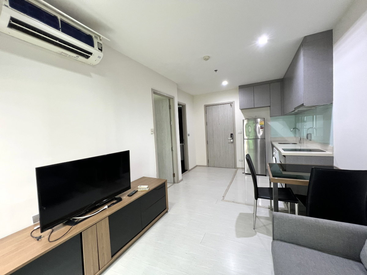 picture Prime Condo in the Heart of Sukhumvit 36-38 | Pristine Condition & Pool View! - 10/12