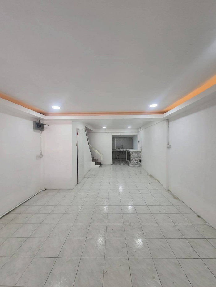 รูป ขายบ้านทาวน์เฮ้าส์ 2 ชั้น บ้านรีโนเวทใหม่ หมู่บ้านอยู่สบาย (ซอย 4) ซอยกรุงเทพกรีฑา 8 แยก 3 (ใกล้สนามกอล์ฟ) (N.2147) - รูปที่ 3/9