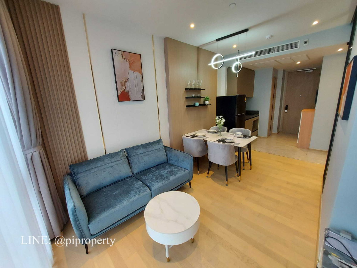 Corner 1 Bed unit for rent in Ashton Asoke Rama 9. High floor and brand new. G tower & Rama 9 & Asoke & Phetchaburi living area.