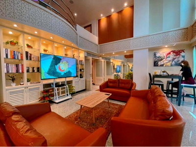 Condos for rent Silom Complex Department Store : S75 Condo for rent: The Royal Place 1, a luxurious penthouse in the heart of Bangkok. 4 bedrooms, 5 bathrooms, fully furnished with appliances.