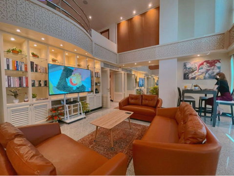 S75 Condo for rent: The Royal Place 1, a luxurious penthouse in the heart of Bangkok. 4 bedrooms, 5 bathrooms, fully furnished with appliances.