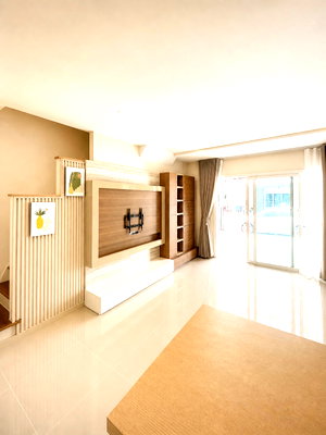 Townhouses for sale North Bangkok University  : Pre-owned Townhome – Fully Extended & Move-In Ready!