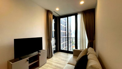 Condos for sale : R450/High-Yield Investment Opportunity: Oka Haus Sukhumvit 36 (Sale with Tenant)
