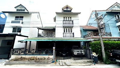 บ้านเดี่ยว วัดพระยาสุเรนทร์ : ขายตามสภาพ พร้อมอยู่ สไตล์ฮอลแลนด์ หมู่บ้าน ร่มไม้ ซอยพระยาสุเรนทร์32 บางชัน คลองสามวา ทำเลดี เดินทางสะดวก 