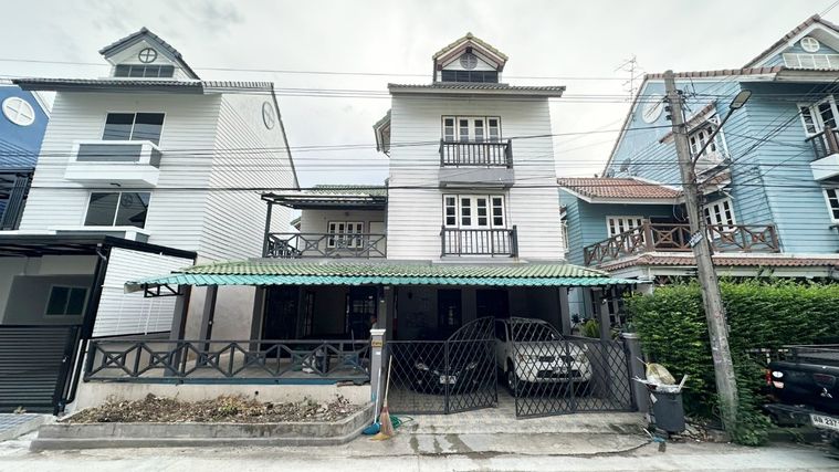 ขายตามสภาพ พร้อมอยู่ สไตล์ฮอลแลนด์ หมู่บ้าน ร่มไม้ ซอยพระยาสุเรนทร์32 บางชัน คลองสามวา ทำเลดี เดินทางสะดวก 