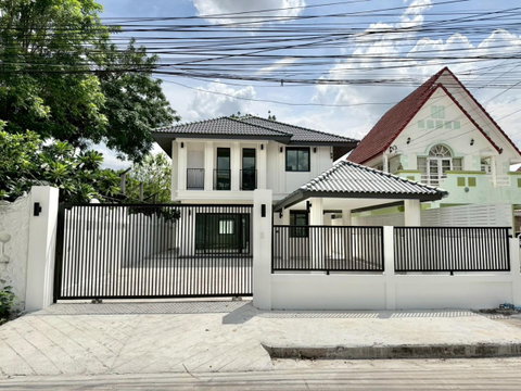 หมู่บ้านกรุงทอง4 บ้านเดี่ยว 2 ชั้น ถนนนวมินทร์  ซอยนวมินทร์ 111 แขวงรามอินทรา เขตคันนายาว พื้นที่กว้างขวาง ราคาถูกคุ้ม