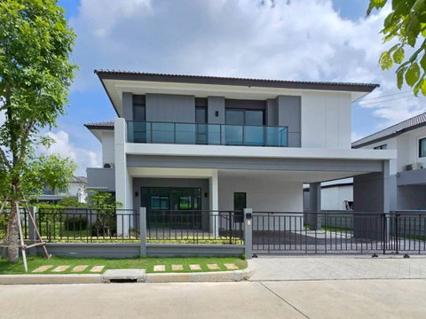 ขายบ้านเดี่ยว เซนโทร ทวีวัฒนา เนื้อที่ 102.8 ตร.ว. พื้นที่ใช้สอย 320 ตร.ม. 4 นอน 5 น้ำ จอดรถ 4 คัน หลังใหญ่ ใกล้บรมราชชนนี เพชรเกษม กาญจนาภิเษก