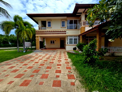 Houses for rent  Bang Saen Fish Market : Large, two-story detached house for rent in Mountain View Bangsaen project.