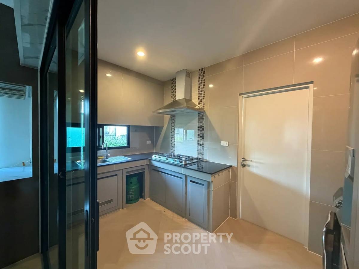 picture 4-BR House at Setthasiri Pattanakarn in Prawet (ID 2933689) - 7/28