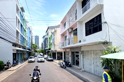 สำนักงานให้เช่า : อาคารสำนักงานให้เช่า 1 นอน 1 น้ำชั้นล่าง 13 ตร.ว.52 ตร.ม. ใกล้ BTSราชเทวี 690ม. ตลาดประตูน้ำ และBTS พญาไท