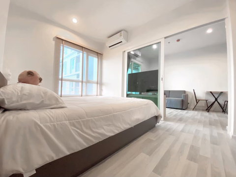 P-51028 — For Rent: The Key Sathorn-Charoenraj Condo Near BTS Surasak. Fully Furnished with Washing Machine. 085-592-2897 Line: @easythaihome