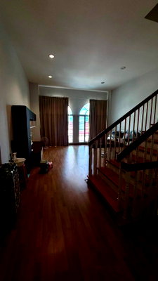ทาวน์โฮมให้เช่า : ปล่อยเช่า Town Home ห้องนั่งเล่นแบบ Double Volume