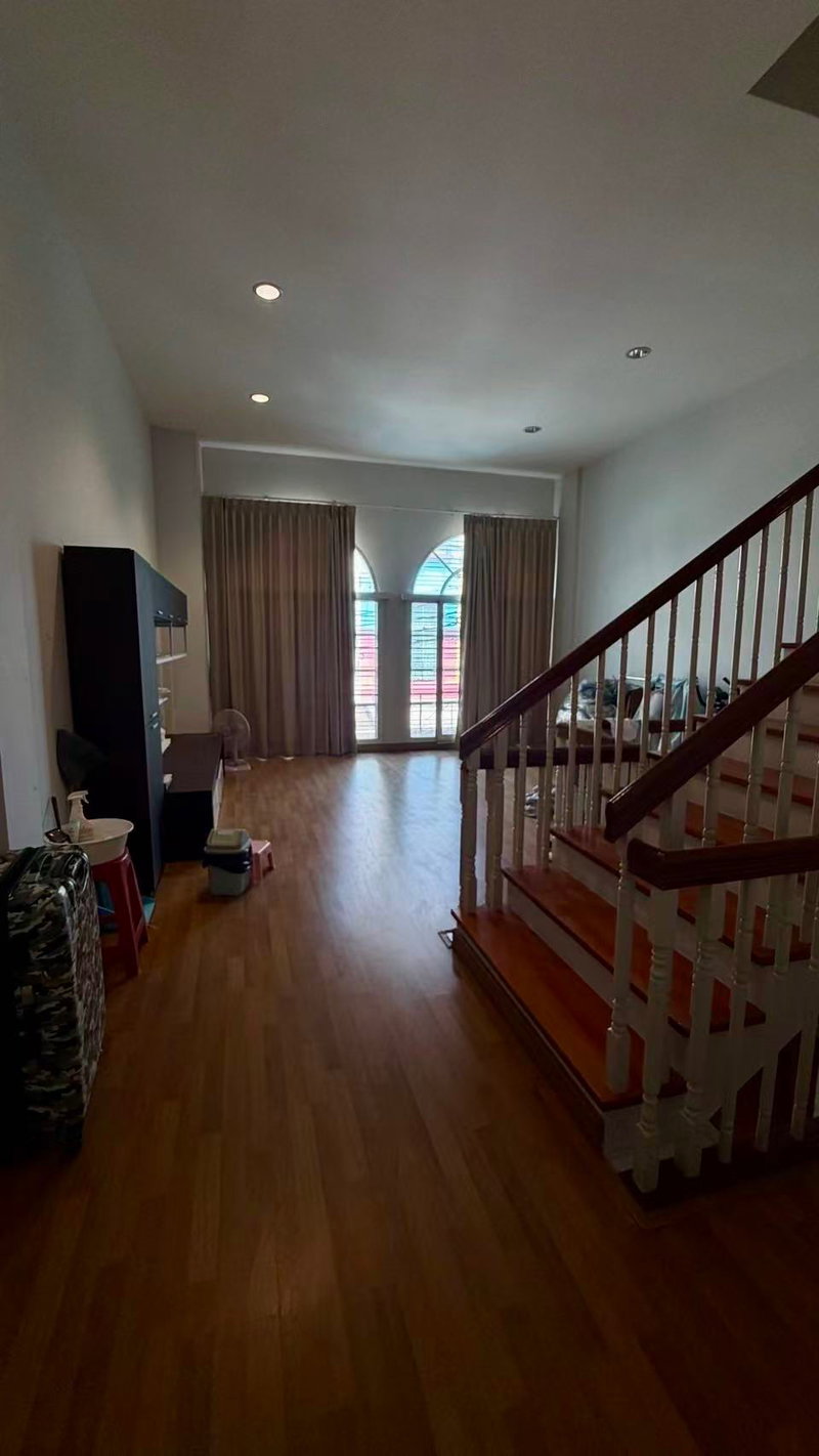 Townhouses for rent : Spacious town home for rent in Sukhumvit