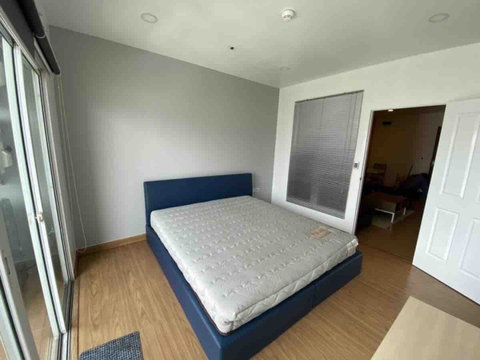 🏙️ Rare large unit near Victory Monument ✨ High floor open view 🚆 Great location, fully furnished & Available 28/05/2026 🛋️💖