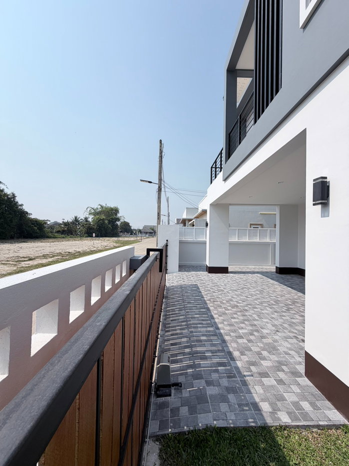 รูป   ขายบ้านเดี่ยวสองชั้นสร้างใหม่  จัดสรรนอกโครงการ ใกล้สิ่งอำนวยความสะดวก ตลาด ห้างสรรพสินค้า   #CSS-H01881 - รูปที่ 2/5