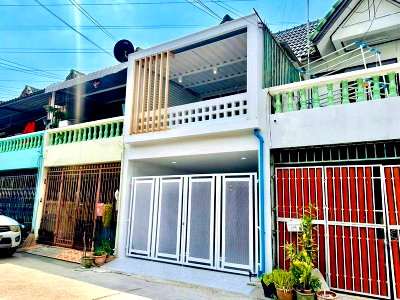 Townhouses for sale Muang Chon Buri Chonburi : Two-story townhouse for sale in Easternland City Village, Na Pa, Chonburi.