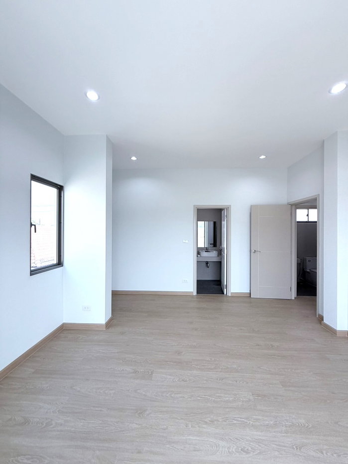 รูป ขายบ้านเดี่ยวสองชั้น  บ้านจัดสรรนอกโครงกา ใกล้สิ่งอำนวยความสะดวก ตลาด ห้างสรรพสินค้า     #CSS-H01882 - รูปที่ 14/23