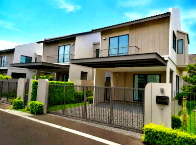 Houses for sale Bang Lamung Chonburi : Two-story detached house for sale in Engle House project, Rong Po-Motorway, Bang Lamung, Chonburi.