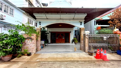 Houses for rent Bangkok : House for rent  Rama 2  - Land area 39 sq.wa, Soi Chaiyagool 8  - Usable area approximately 180 sq.m  - 3 bedrooms, 2 bathrooms, 1 living room, 