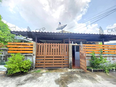 Houses for sale Bang Plee Samut Prakarn : Single-story house for sale in a prime location, 64 square wa of land. Convenient access to markets, shopping malls, schools, and hospitals