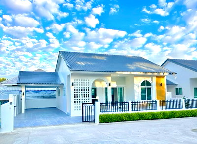 Houses for sale :   Single-storey detached house for sale  3 bedrooms 2 bathrooms and 2 parkings.  #CMR100284