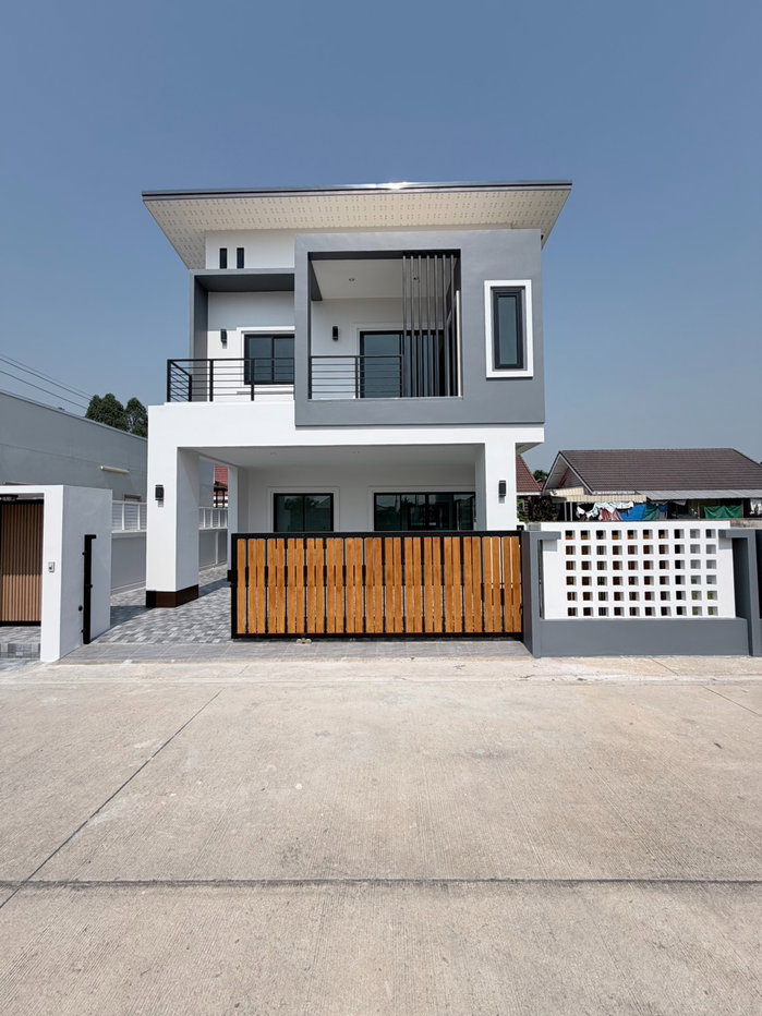 รูป   ขายบ้านเดี่ยวสองชั้นสร้างใหม่  จัดสรรนอกโครงการ ใกล้สิ่งอำนวยความสะดวก ตลาด ห้างสรรพสินค้า   #CSS-H01881 - รูปที่ 1/5