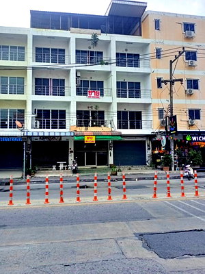 Shophouses for sale Bang Lamung Chonburi : For Sale: 4.5-Storey Commercial Building  in the Heart of Pattaya – Special Price Below Market! 