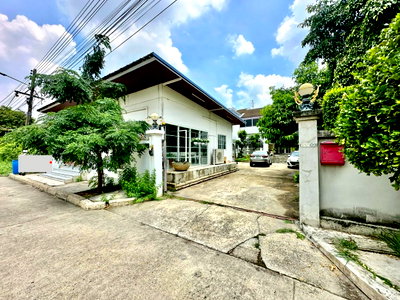 บ้านเดี่ยว ปทุมธานี : บ้านเดี่ยว เนื้อที่ 200 ตรว.  หมู่บ้านเมืองเอก โครงการ 1 ถนนเอกทักษิณ ซอยเอกทักษิณ 2  