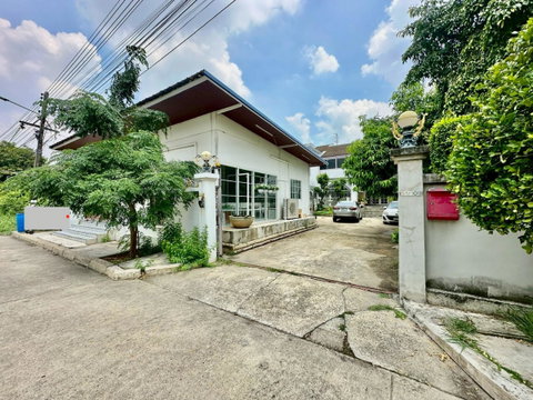 บ้านเดี่ยว เนื้อที่ 200 ตรว.  หมู่บ้านเมืองเอก โครงการ 1 ถนนเอกทักษิณ ซอยเอกทักษิณ 2  