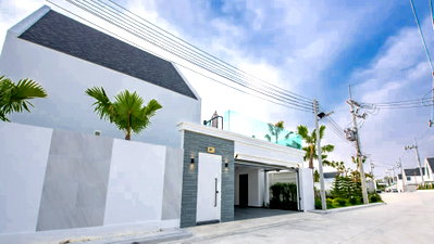Houses for sale Bang Lamung Chonburi : House for Sale Huai Yai Modern English Style Pool Villa