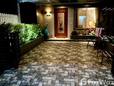 Townhouses for rent Bangkok : Very quiet Soi. Well-maintained communal garden 1380782