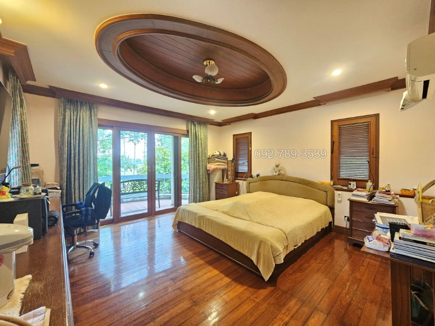 รูป ขายบ้านเดี่ยว 3 ชั้น หมู่บ้านเมืองเอก โครงการ 4 หน้าบ้านติดน้ำ วิวสนามกอล์ฟวิสต้า  ระเบียงและสวนรอบบ้าน บรรยากาศร่มรื่น - รูปที่ 9/15