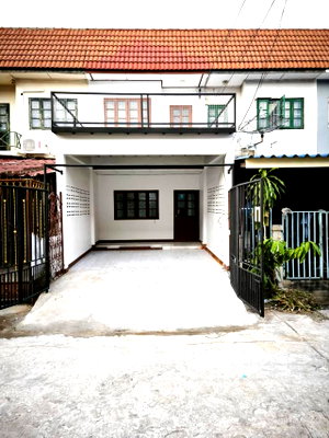 Townhouses for rent : Renovated 2-Story Townhouse at Buathong 4 | 2 Beds 2 Baths with Front-Back Terraces & Water Pump