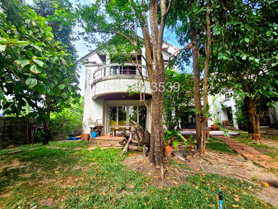 ขายบ้านเดี่ยว : ขายบ้านเดี่ยว 3 ชั้น หมู่บ้านเมืองเอก โครงการ 4 หน้าบ้านติดน้ำ วิวสนามกอล์ฟวิสต้า  ระเบียงและสวนรอบบ้าน บรรยากาศร่มรื่น