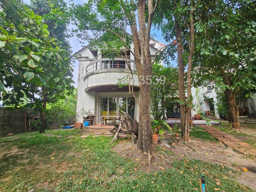 รูป ขายบ้านเดี่ยว 3 ชั้น หมู่บ้านเมืองเอก โครงการ 4 หน้าบ้านติดน้ำ วิวสนามกอล์ฟวิสต้า  ระเบียงและสวนรอบบ้าน บรรยากาศร่มรื่น - รูปที่ 1/15