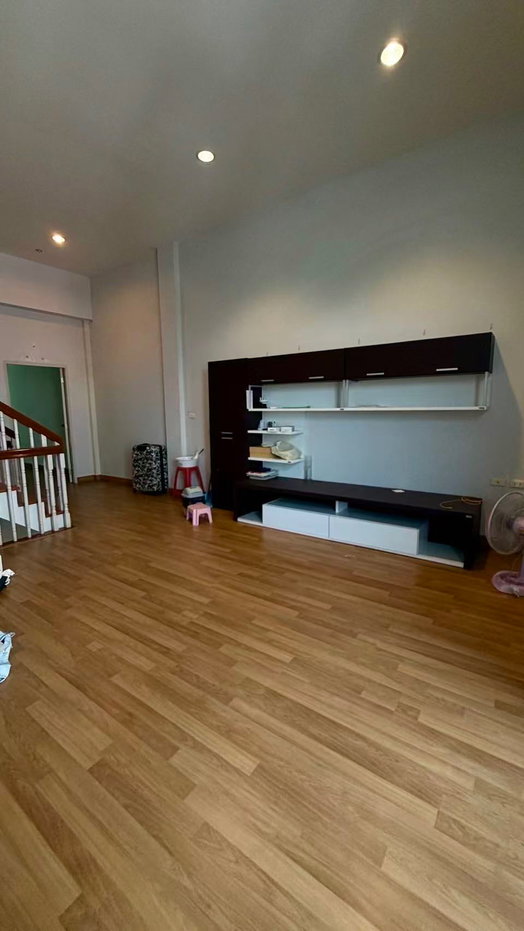รูป ปล่อยเช่า Town Home ห้องนั่งเล่นแบบ Double Volume - รูปที่ 2/11
