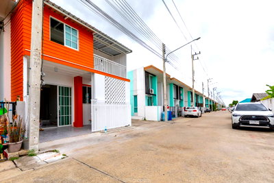 Townhouses for sale : Townhouse for sale, Baan Money Mee, on the main road, area 20.4 sq.wah, 3 bedrooms, 2 bathrooms, renovated and ready to move in