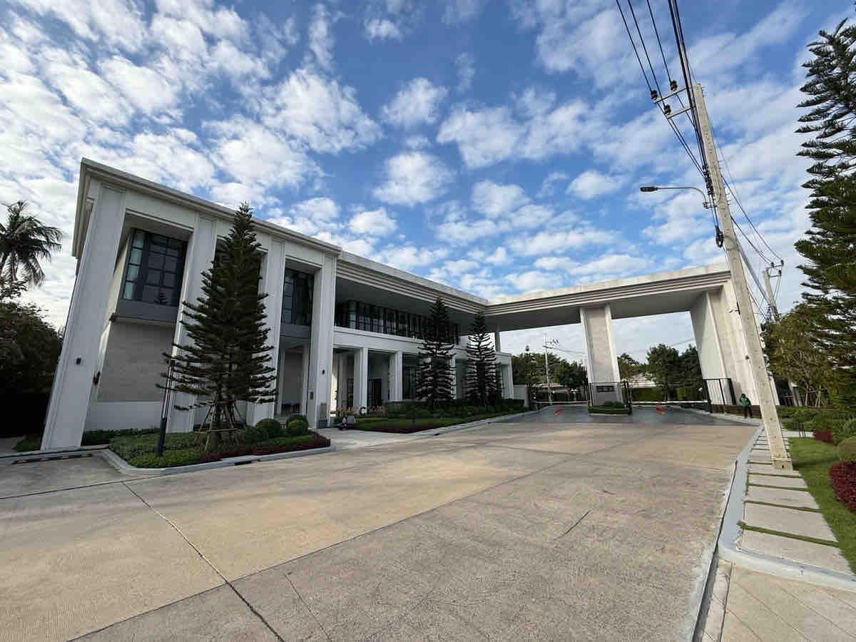 รูป ขายคฤหาสน์หรู ในโครงการ The City ปิ่นเกล้า–พรานนก ที่ดินขนาด 124.5 ตร.ว. แบบบ้าน THEODORE พื้นที่ใช่สอย 430 ตร.ม. ทำเลอันดับหนึ่งของโครงการวิวสวนโอบล - รูปที่ 1/16