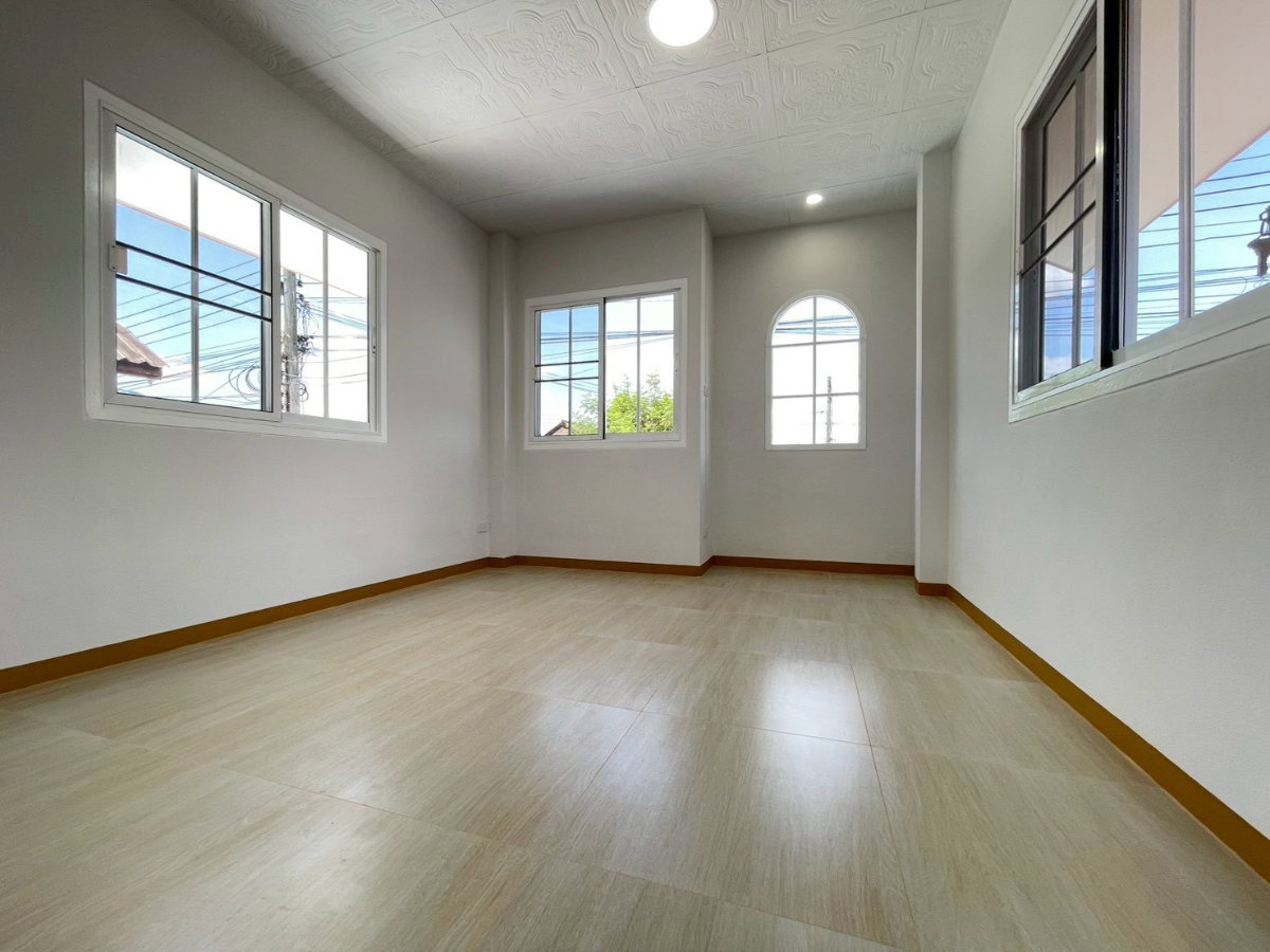 รูป ขายบ้านเดี่ยวสองชั้น  บ้านในหมู่บ้านเงียบสงบ     บ้านใกล้โรงเรียนนานาชาติ  #หางดง  ราคาเพียง  1.69  ล้านบาท   #CHD101817 - รูปที่ 7/16