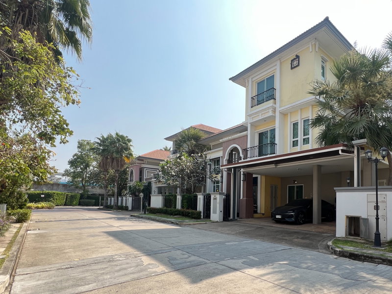 ขายบ้านเดี่ยว : ขายบ้านหรู 3 ชั้น แกรนด์ บางกอก บูเลอวาร์ด รัชดา–รามอินทรา 2 เนื้อที่ 95 ตร.ว. 5 นอน 6 น้ำ เฟอร์นำเข้า ใกล้รถไฟฟ้าสายสีชมพู