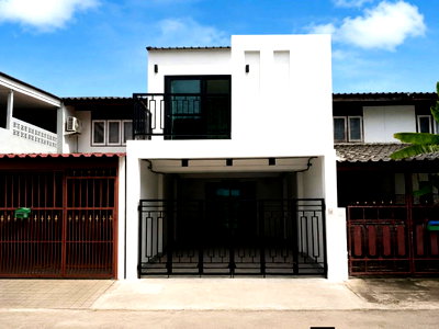 Townhouses for sale Bang Lamung Chonburi : Townhouse by the seaside, adjacent to Lotus Thepiprasit, situated behind the Outlet Mall and Thepiprasit Market.