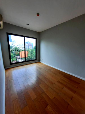 Condos for sale : P-106378 — For Sale: Condolette Dwell Sukhumvit 26 Vacant Unit 4th Floor Near BTS Phrom Phong. 085-592-2897 Line: @easythaihome