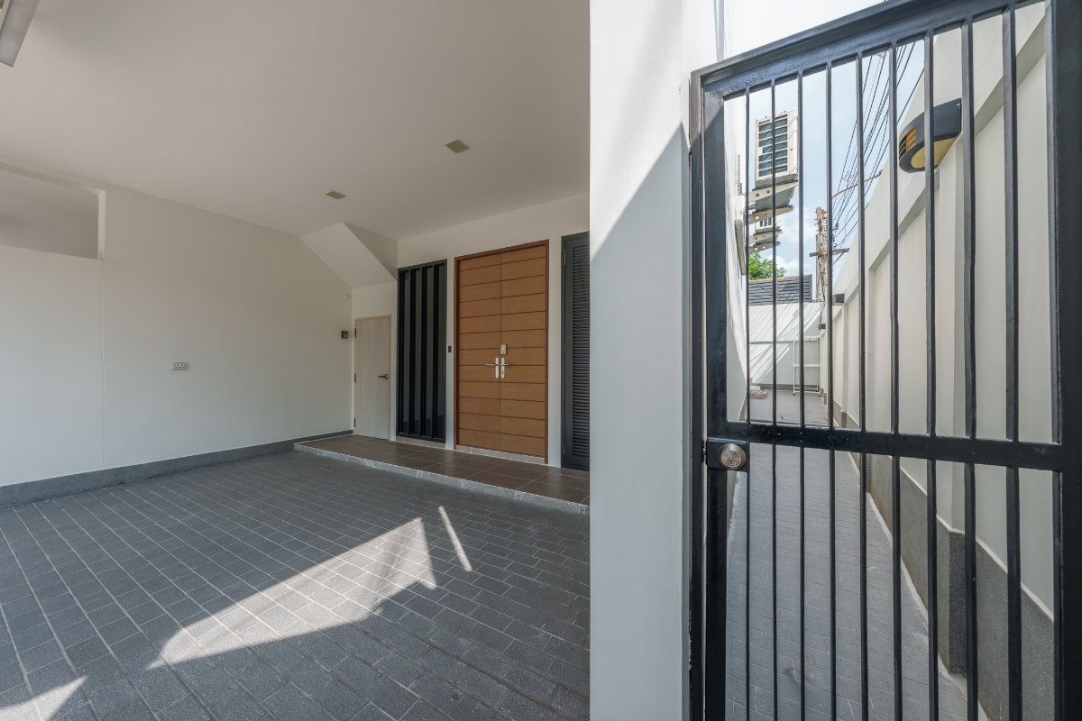 รูป (ปล่อยเช่า) Townhome 3.5 ชั้น บ้านหลังมุม ตกแต่งสวยด้วยเฟอร์นิเจอร์นำเข้าและหินอ่อนแท้  📍ซอยเสริมสุข ประชาชื่น — ใกล้ทางด่วนและรถไฟฟ้า - รูปที่ 27/30