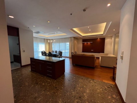 A037702 Noble House Ruamrudee